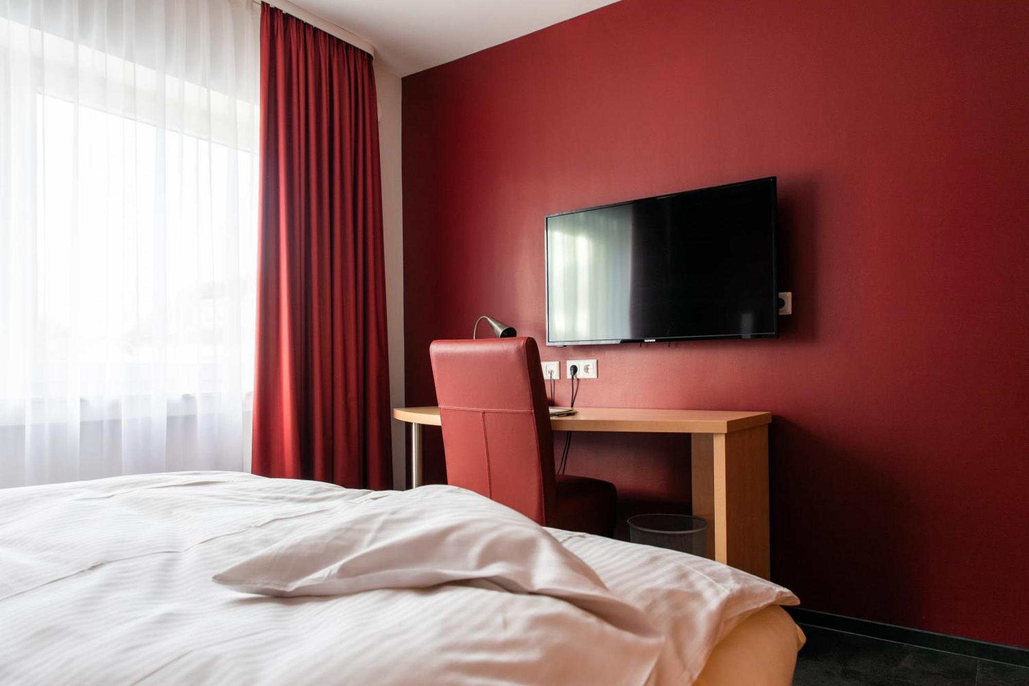 Mein Schlosshotel Heusenstamm Bagian luar foto