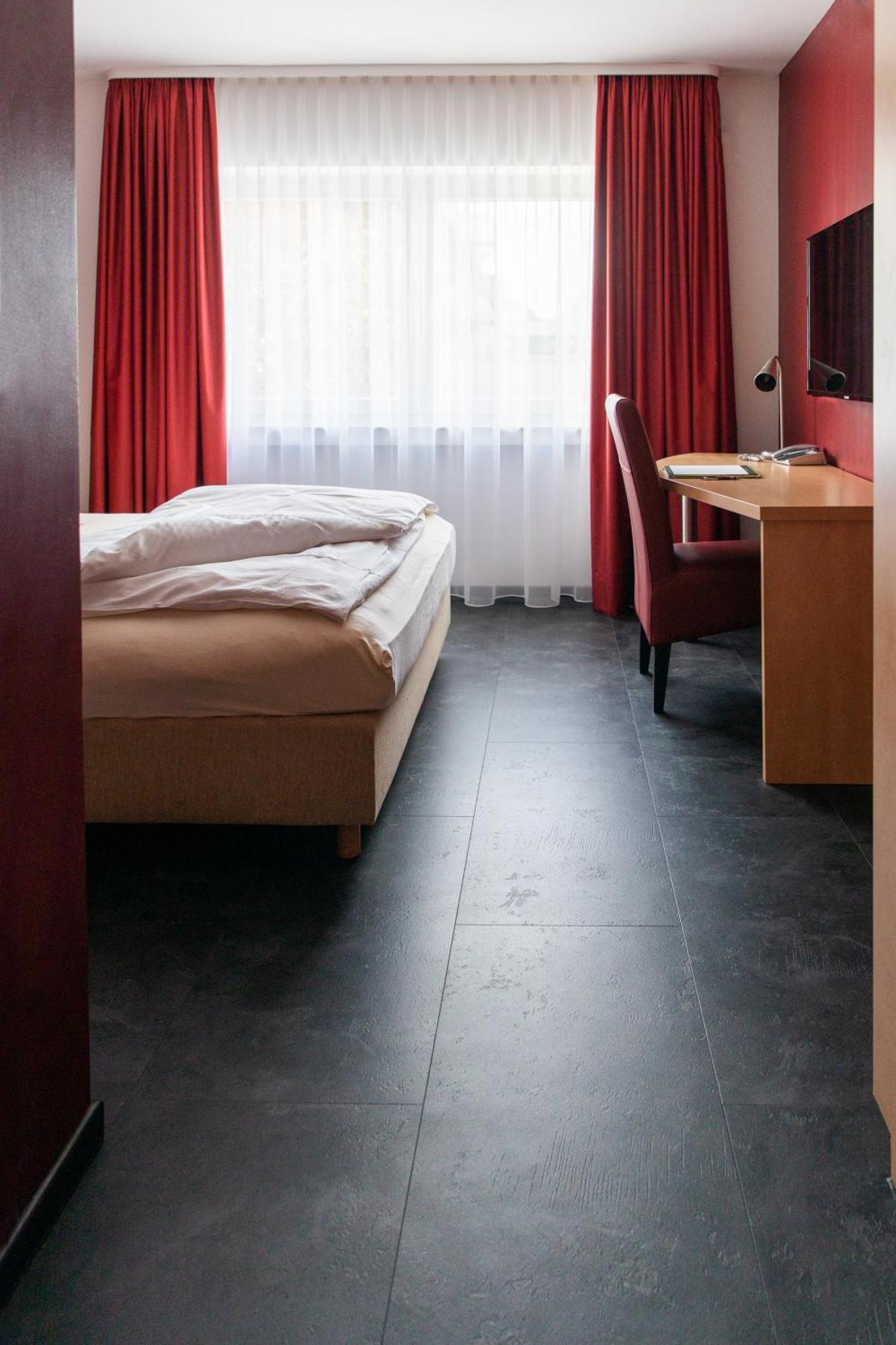 Mein Schlosshotel Heusenstamm Bagian luar foto
