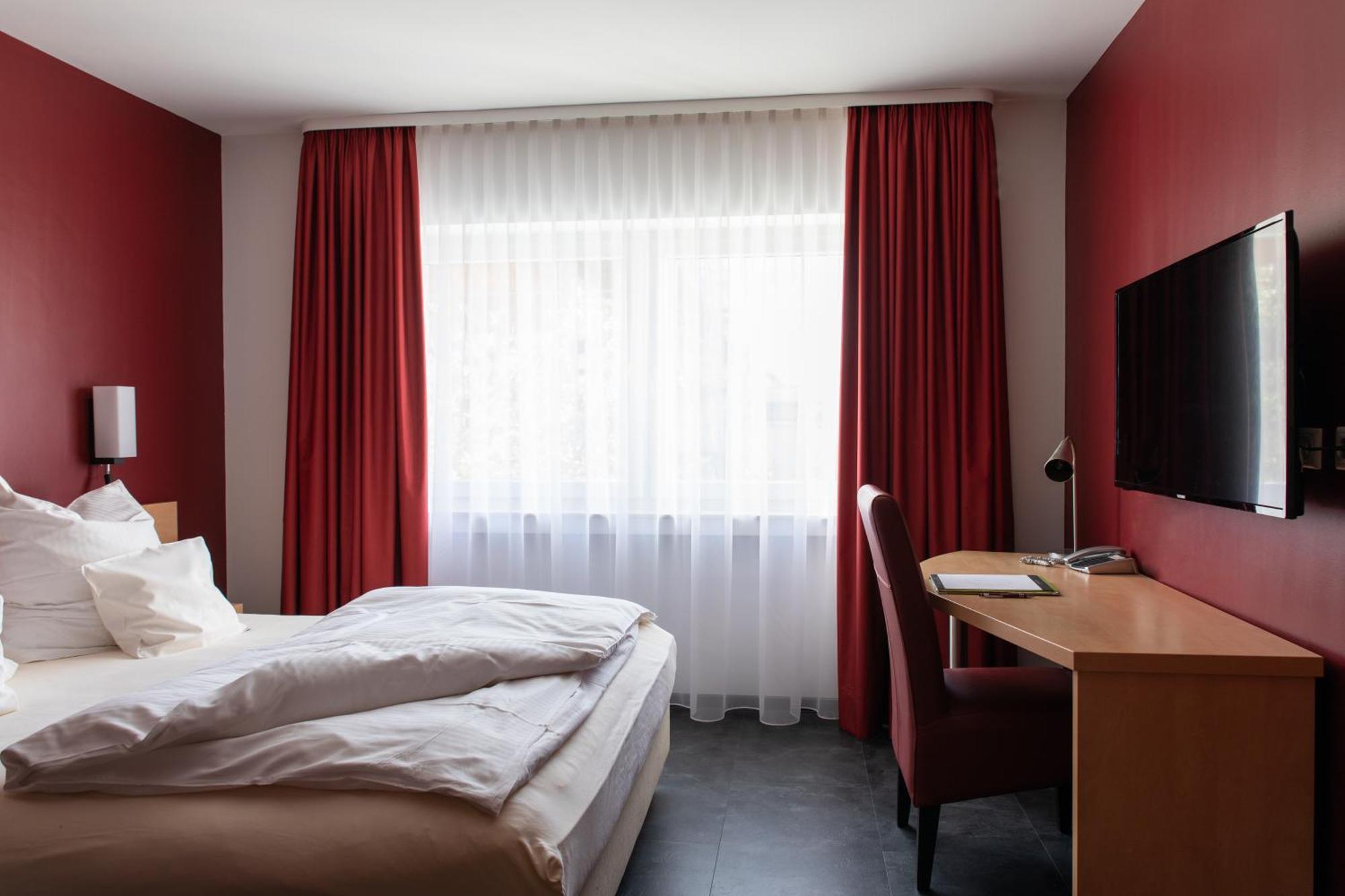 Mein Schlosshotel Heusenstamm Bagian luar foto
