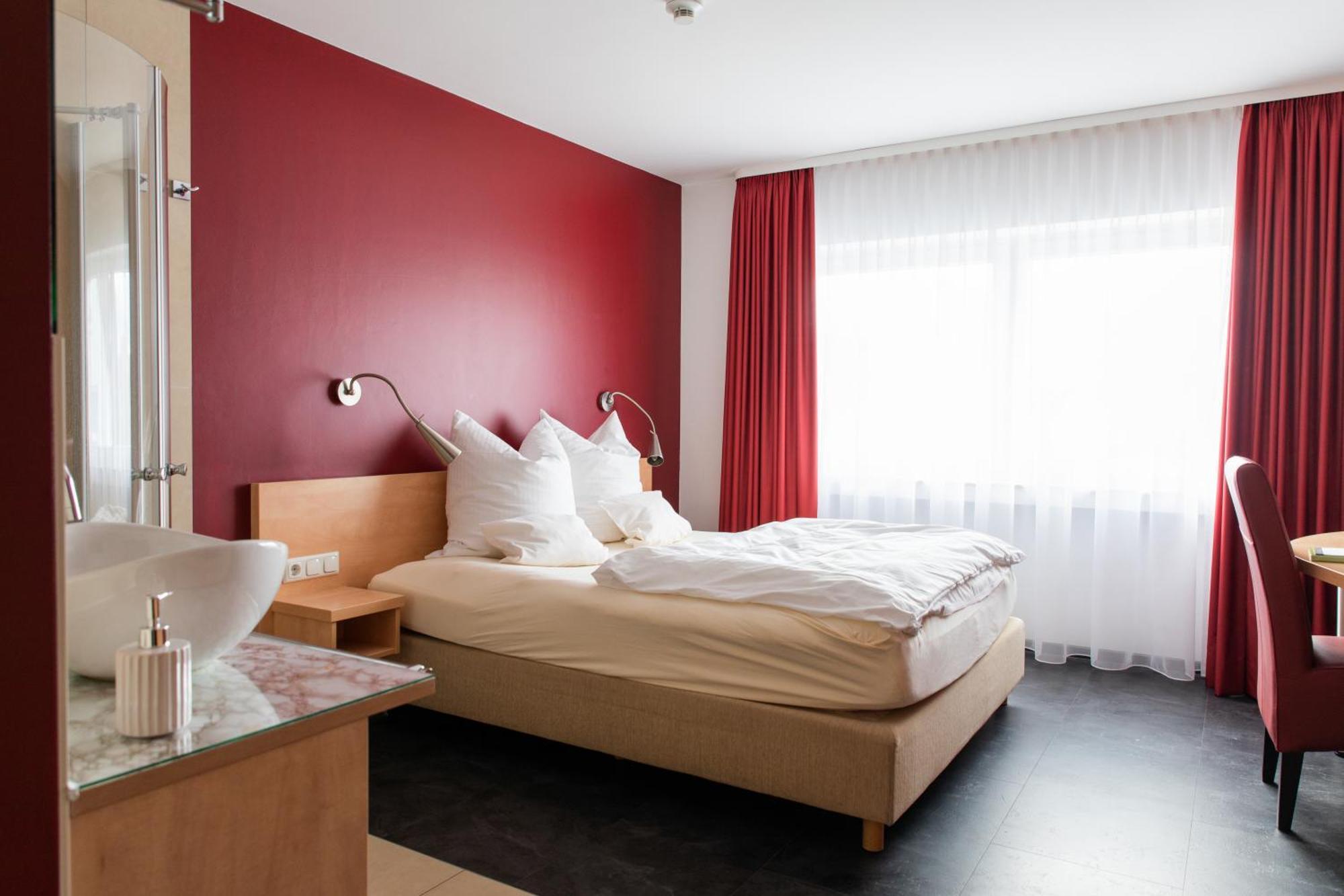 Mein Schlosshotel Heusenstamm Bagian luar foto